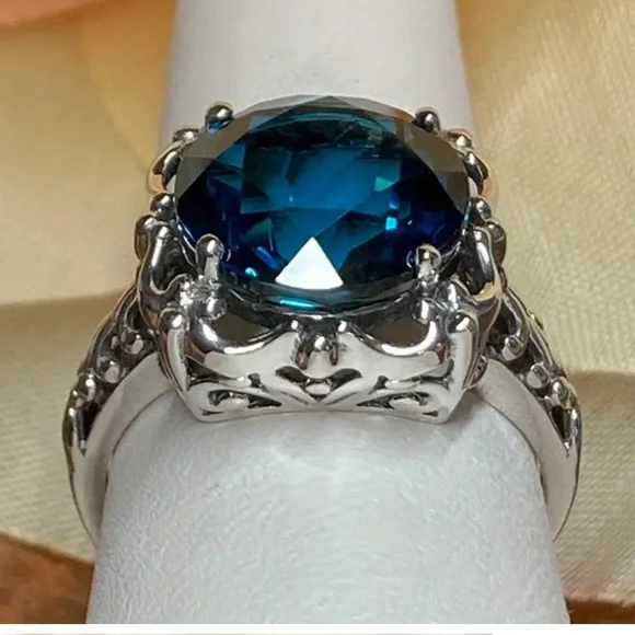 Elegant Silver Ring with Blue Gemstone - Picture 4 of 4